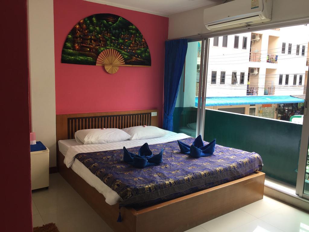 Dreams Guesthouse & Hostel Patong Exteriör bild