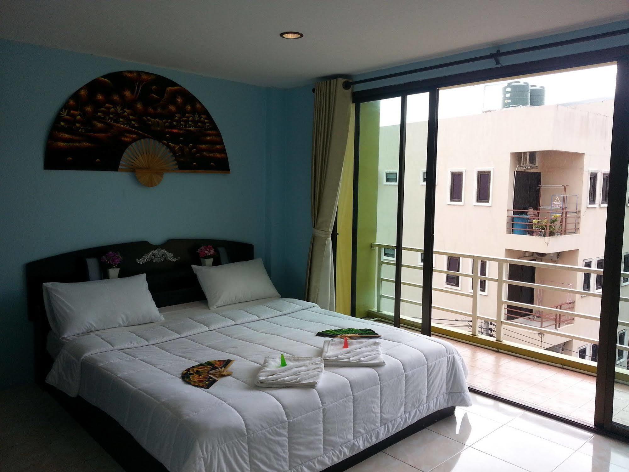 Dreams Guesthouse & Hostel Patong Exteriör bild
