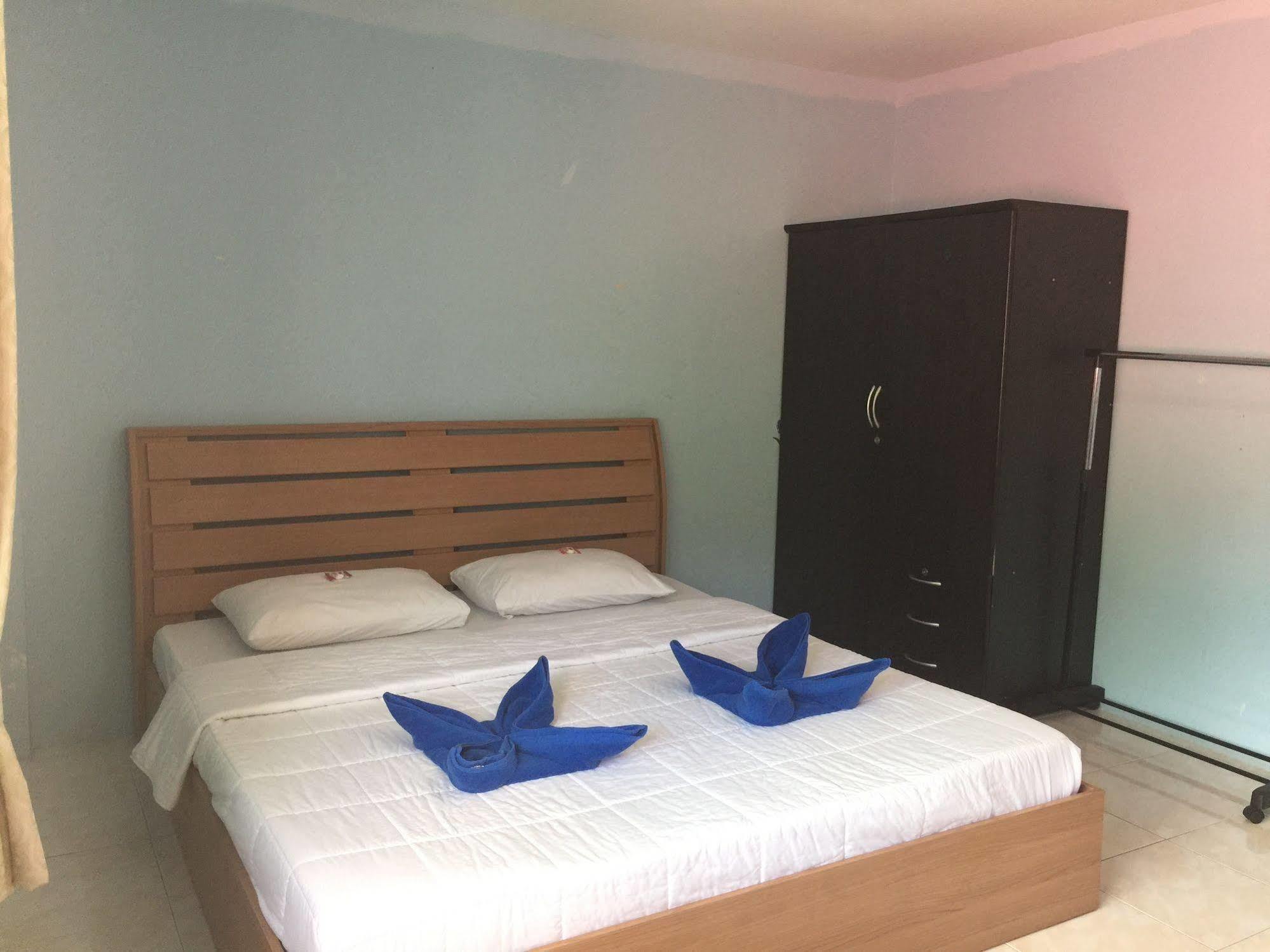 Dreams Guesthouse & Hostel Patong Exteriör bild