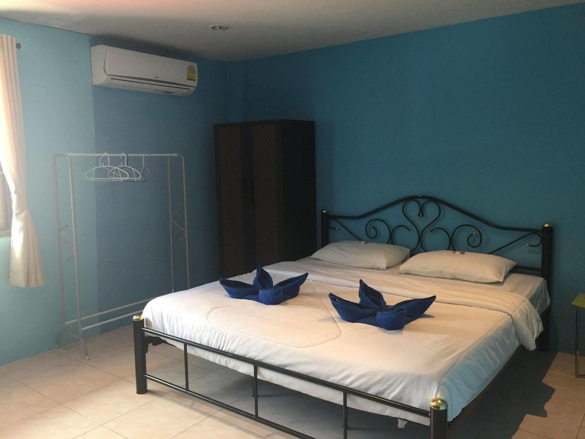 Dreams Guesthouse & Hostel Patong Exteriör bild
