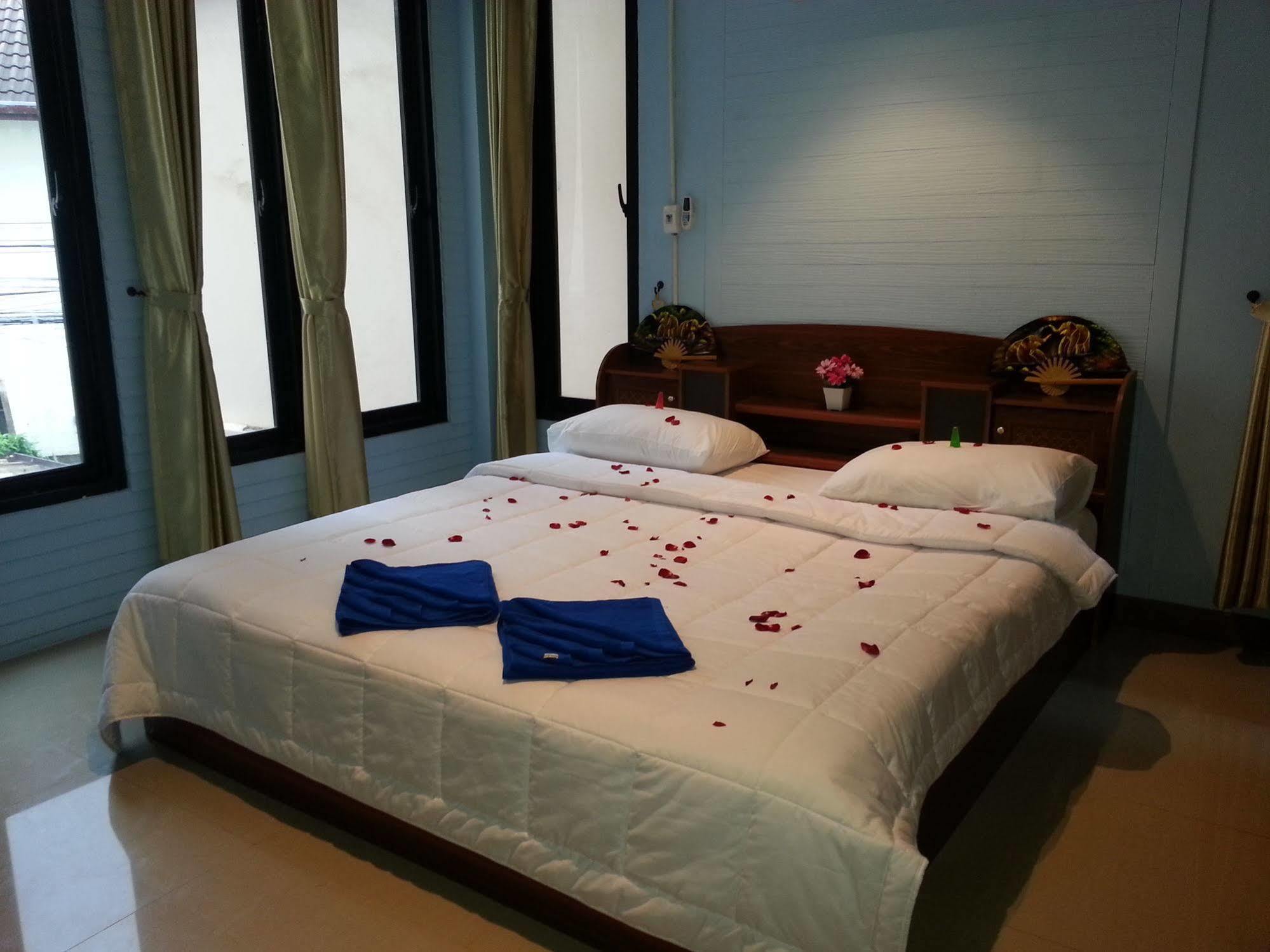 Dreams Guesthouse & Hostel Patong Exteriör bild